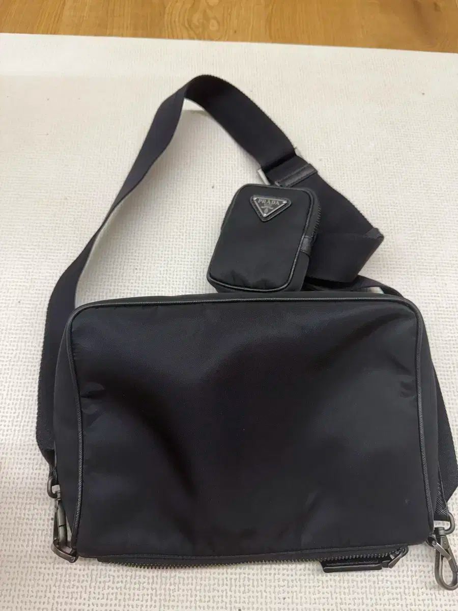 ★韓国の人気★【PRADA】★RE-NYLON クロスバック★BLACK★ Prada - Re-Nylon and Saffiano Leather Messenger Bag in Black