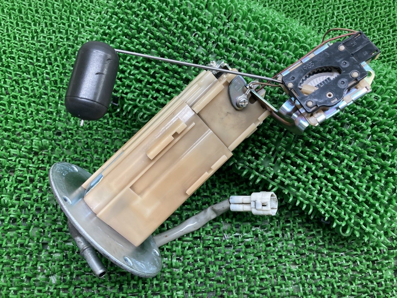 Vストローム650 フューエルポンプ 15100-11J01 スズキ 純正
