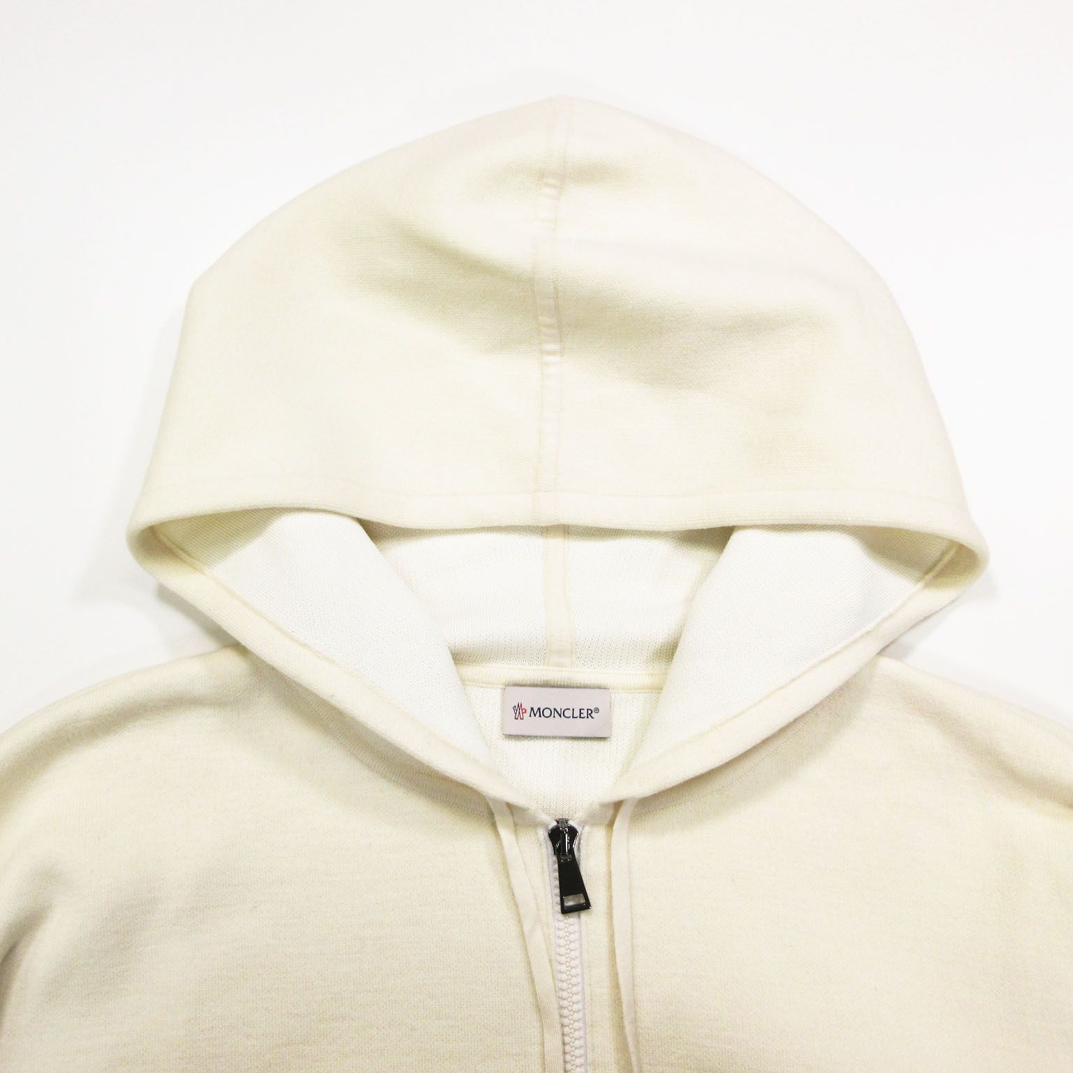 MONCLER モンクレール ニット ジップアップ パーカー 袖ワッペン ファスナー アイボリー サイズM レディース G20939B00003 MONCLER モンクレール ニット ジップアップ パーカー 袖ワッペン