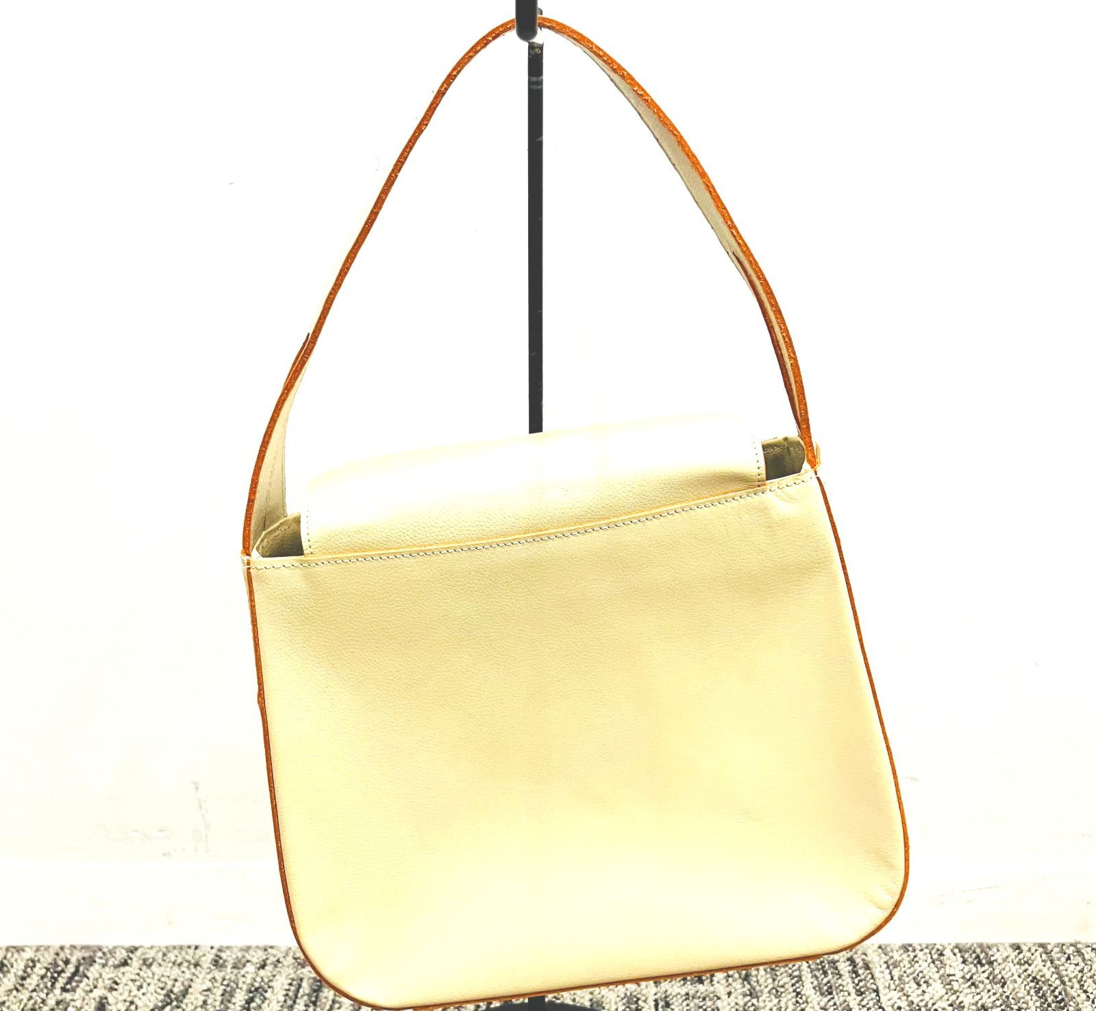 GIVENCHY ジバンシィ エンボスレザー カットアウト ハンドバッグ