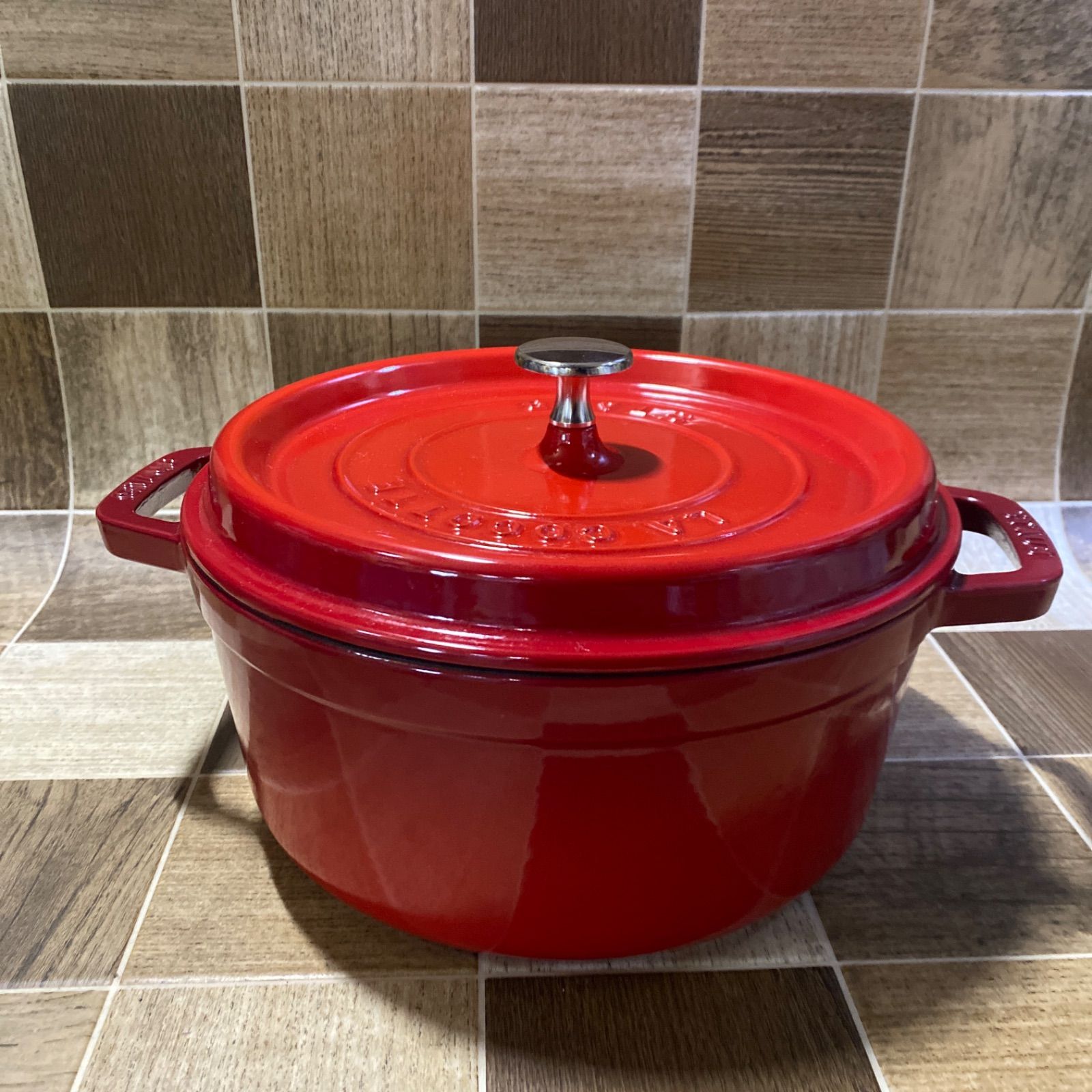  STAUB LA COCOTTE ストウブ ピコ ココット ラウンド 24 cm ホーロー鍋 チェリーレッド 両手鍋 鍋 グリル