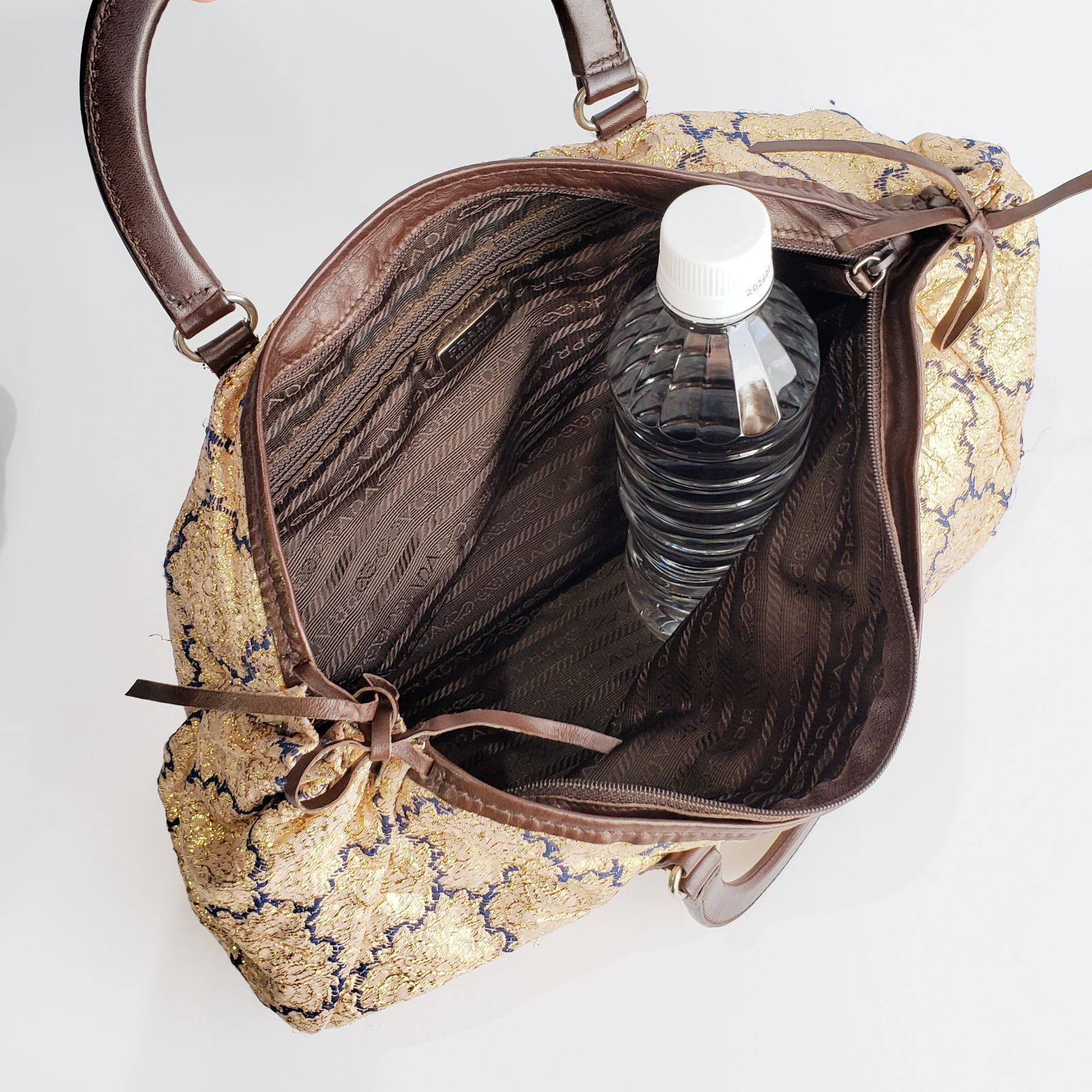 美品 PRADA プラダ 三角プレート ハンドバッグ ゴールド 楽天市場】PRADA プラダ サフィアーノ 三角ロゴプレート