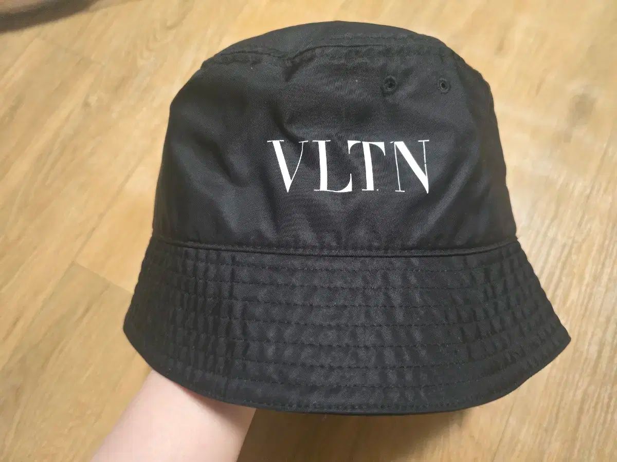 VALENTINO(ヴァレンティノ) バケットハット 正規品 - メルカリ