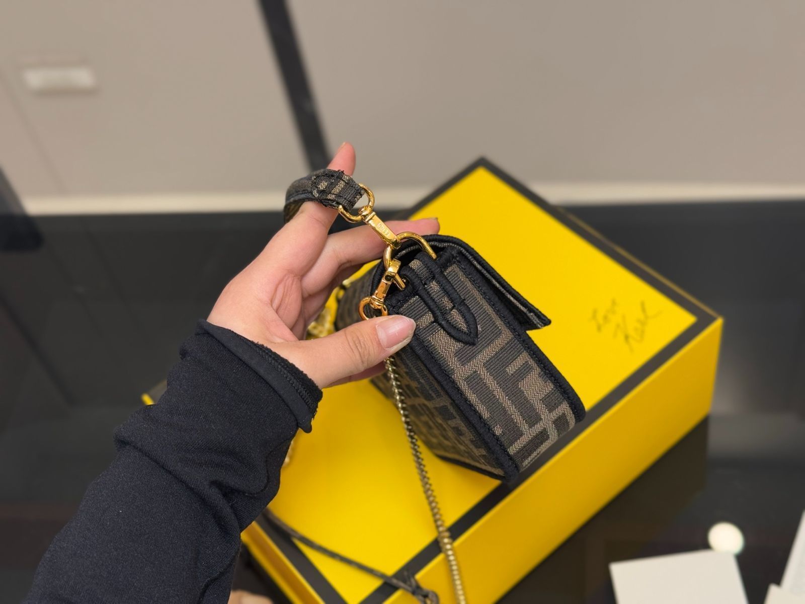 Fendi バゲット【極美品】 今日特価】Fendi バゲットバッグ 送料無料 今の在庫はお得な価格