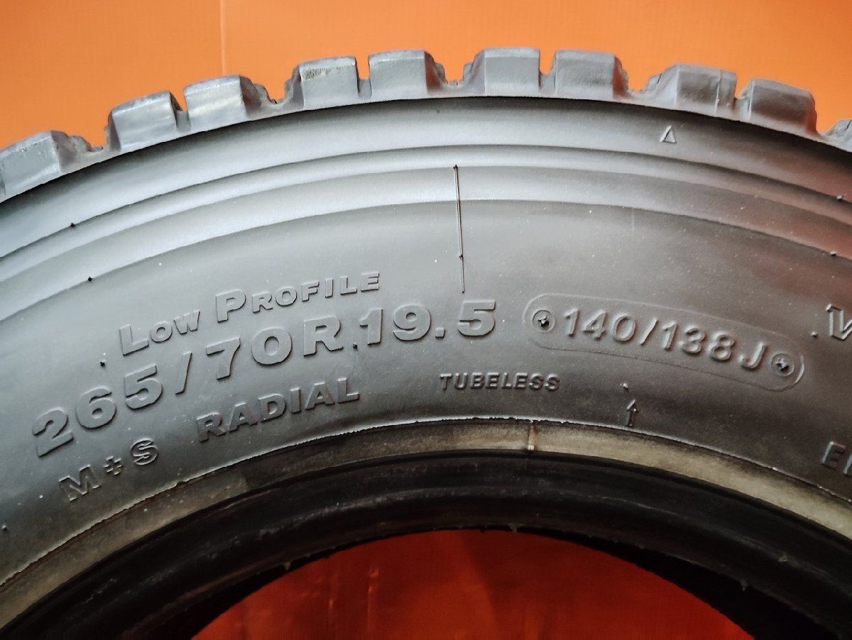 トラックタイヤ