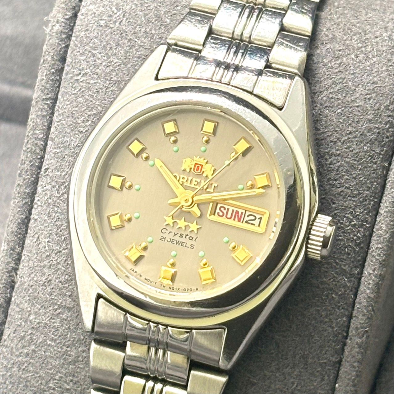 クリーニング済 ORIENT オリエント スリースター クリスタル 21石 NQ1X-Q0A 自動巻き 腕時計 レディース アナログ デイデイト グレー文字盤 シルバー ステンレス ビンテージ クラシック エレガント ウォッチ G