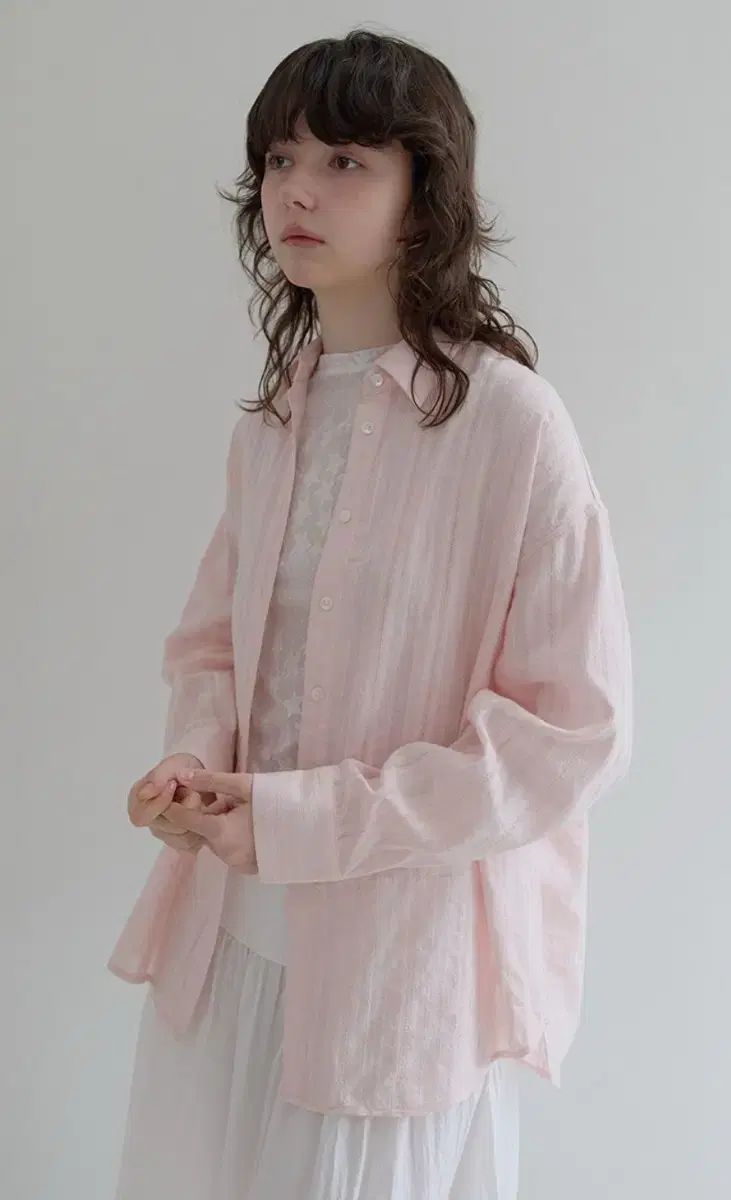 楽しみから楽しく エンブロイダリー オーバーサイズ シャツ ピーチ