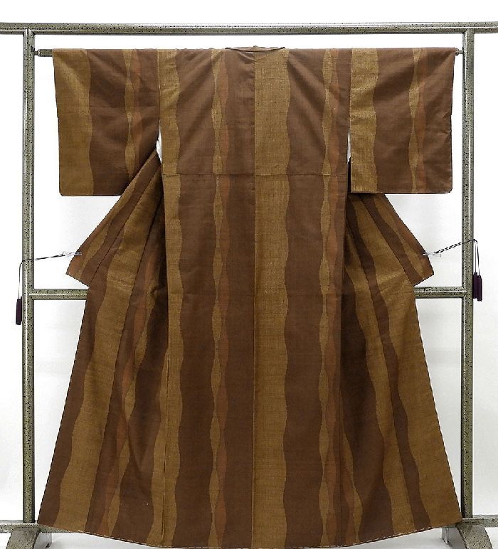 紬 未着用 正絹 草木染 幾何縞模様 身丈159cm 裄丈63.5cm 野々花紬 新古品 着物 d0283