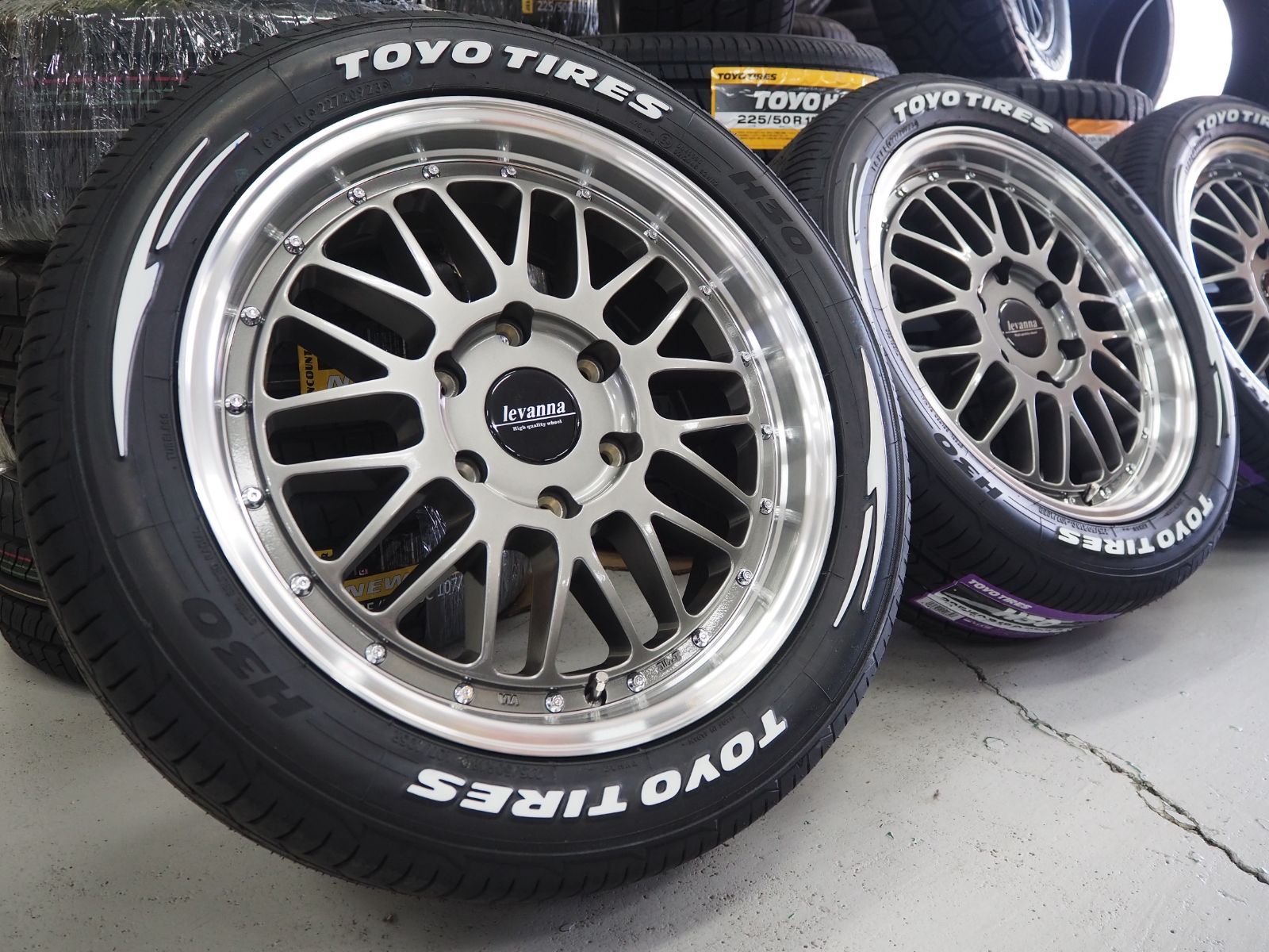 深リム メッシュ levanna V10LTH 18inch 7.0J 6-139.7 +38 車検