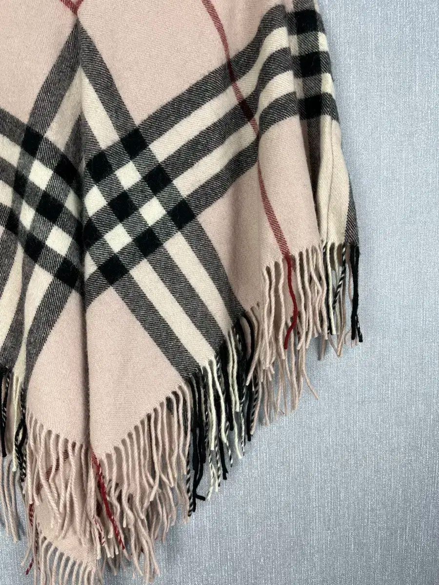 バーバリープローサムポンチョ　ピンク バーバリー Burberry フード付きピンクポンチョ 90 - メルカリ