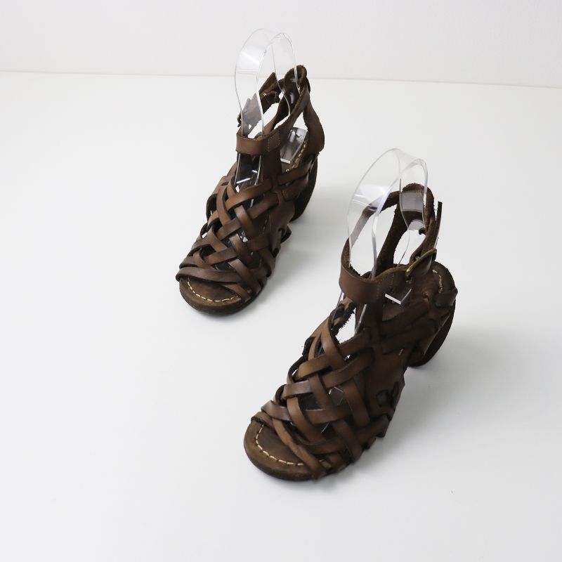 クリスチャンポーの革のジャケットとメッシュサンダル クリスチャンポーの革のジャケットとメッシュサンダル