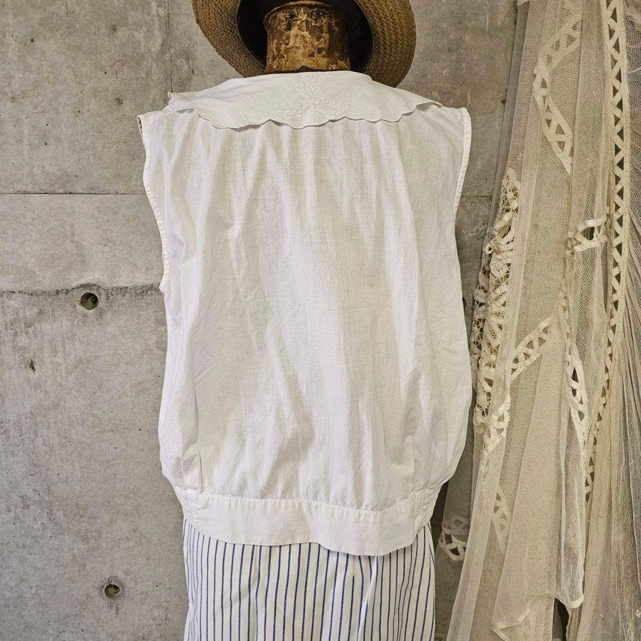 Euro vintage(ヨーロッパヴィンテージ) 70's~embroidered big collar V-neck sleeveless white cotton blouse 大きな刺繍襟のホワイトコットンブラウス ベスト Euro vintage(ヨーロッパヴィンテージ) 70's~embroidered big