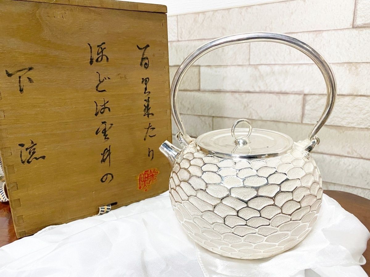 純銀製 槌目 竜彫緋銅銀蓋 木摘 木取手 急須 煎茶道具 長さ約9cm 純銀製 槌目 竜彫緋銅銀蓋 木摘 木取手 急須 煎茶道具 長さ約9cm 茶器