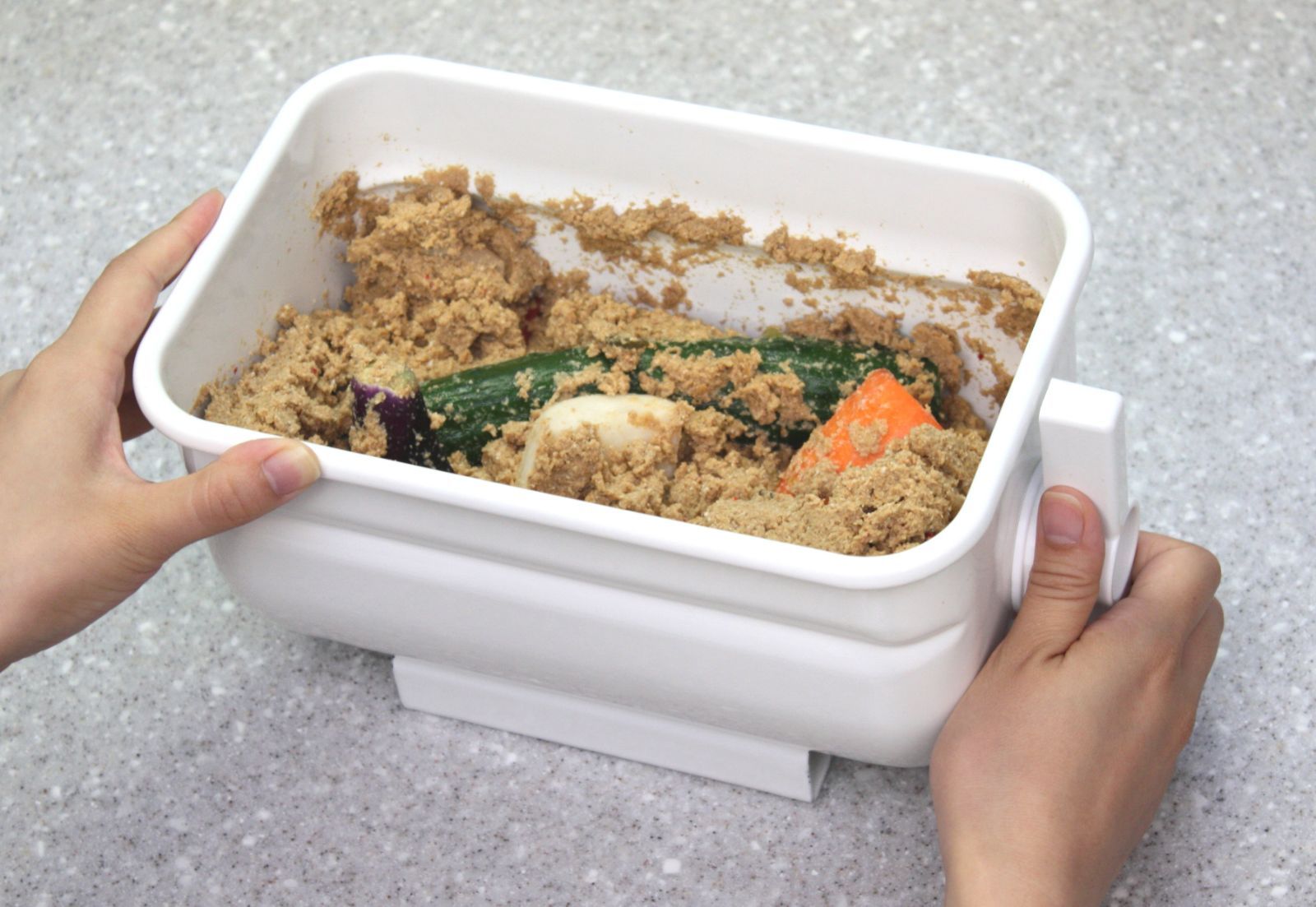 夏野菜が美味しい季節 残暑に負けるな ぜひ発酵食品でイキイキと ぬか漬け作り ハンドルかき混ぜ式ぬか漬け容器 ホーローぬか楽