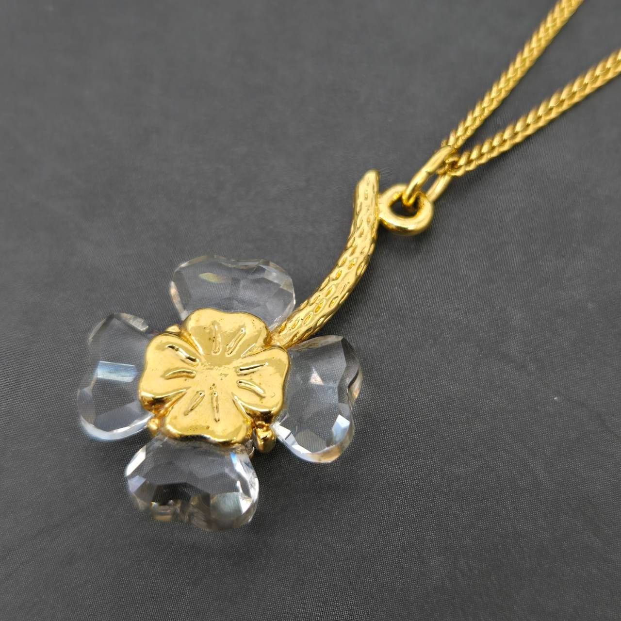 SWAROVSKI スワロフスキー フラワーモチーフ ゴールドカラー 箱