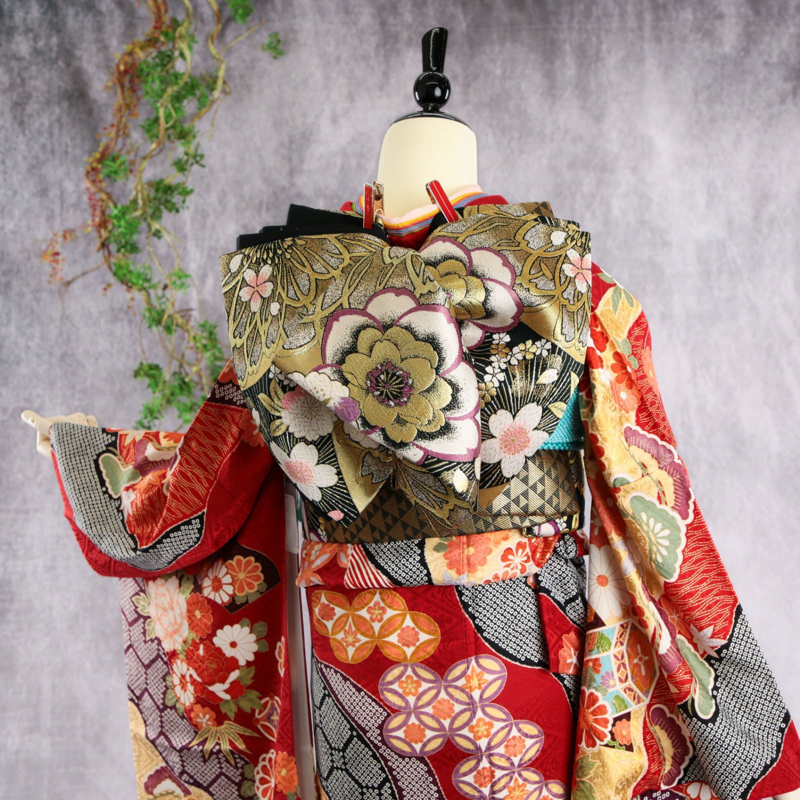 平和屋着物●H・L（アッシュエル）　HENRI-LUC CHAPUIS　小振袖　二尺袖　舞花文　黒地　金彩　洗える着物　CABA6085vf 平和屋着物○H・L（アッシュエル） HENRI-LUC CHAPUIS 小振袖 二尺袖