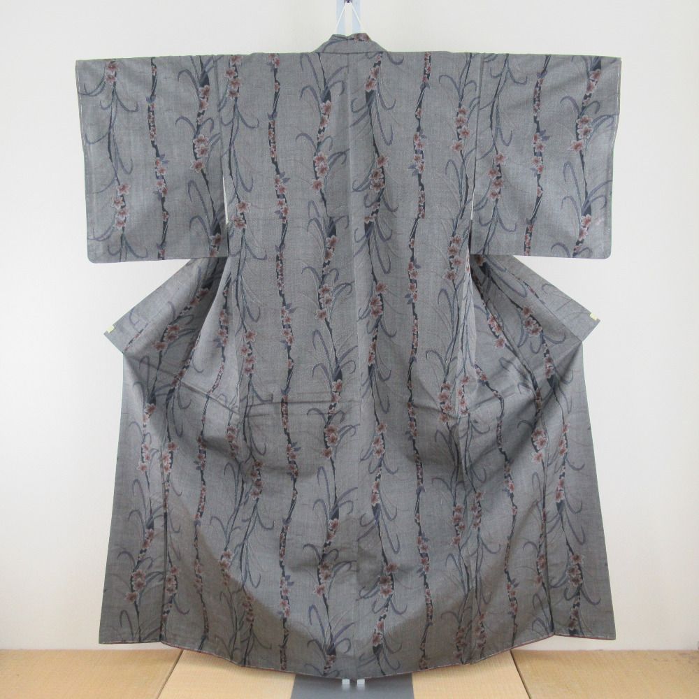 紬 着物 灰色ｘ紫色ｘ赤色 花模様 袷 バチ衿 正絹 仕立て上がり着物 身丈160cm 【キモノオフ野々市若松店】 紬 着物 灰色x紫色x赤色 花模様 袷 バチ衿 正絹 仕立て上がり着物