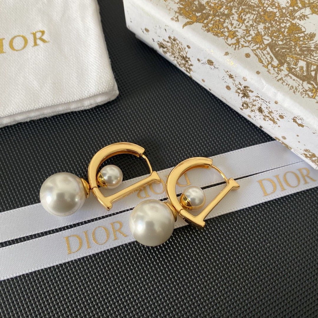 ディオール（Dior） アルファベット＆パールイヤリング どんな顔型にも合う、万能でスタイリッシュ