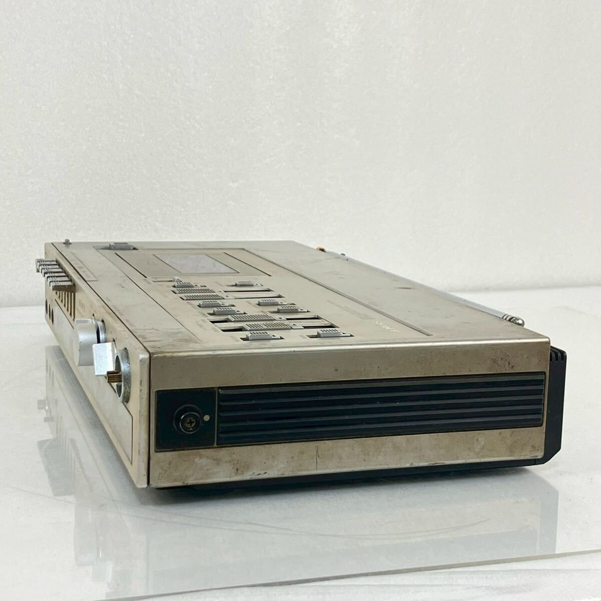 ち*ち様 SONYスポーツウォークマン WM-F5 カセットプレーヤー　ラジオの ソニー SONY WM-F5 スポーツ ウォークマン on the BEACH ポータブル