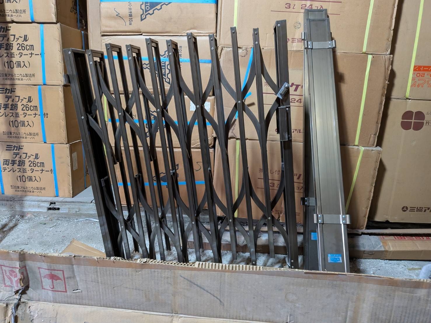 アルミ製 両開き伸縮門扉 AEG3-330-110W 株式会社ダイケン