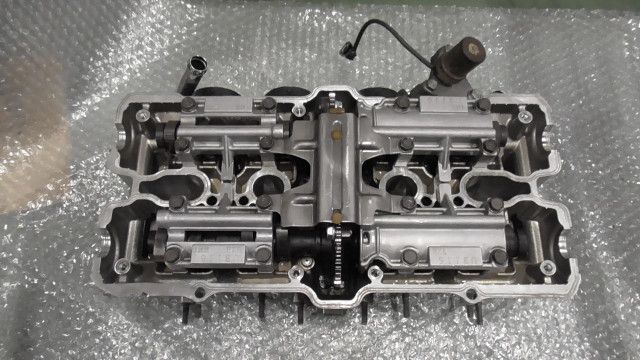 CB400SF VTEC REVO NC42-1010xxx の シリンダーヘッド 1760583327