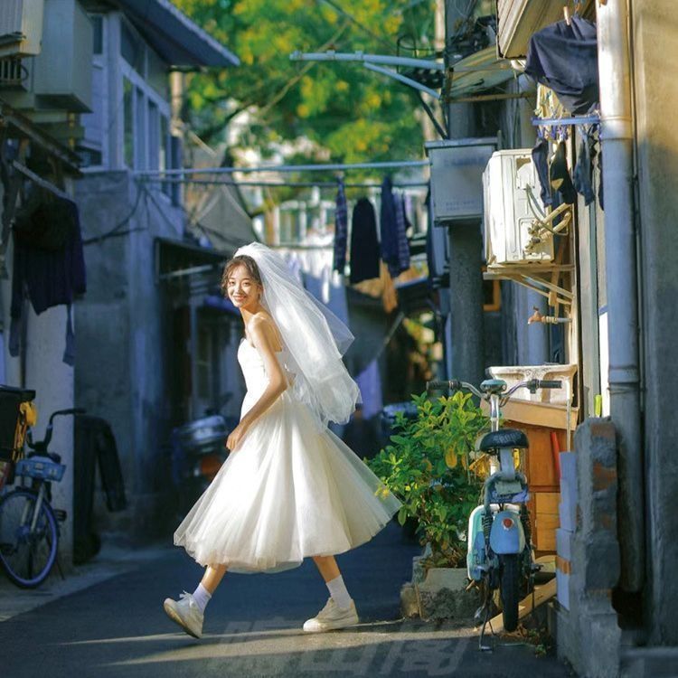 吊り紐付きウェディングドレス 白