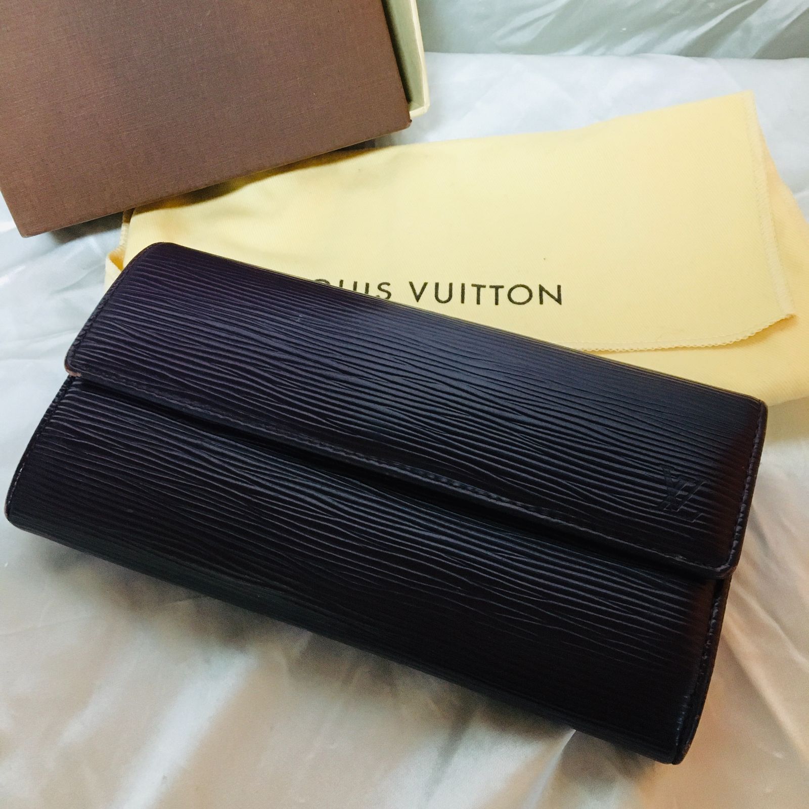 ルイヴィトン Louis Vuitton エピ ポルトフォイユ サラ 長財布