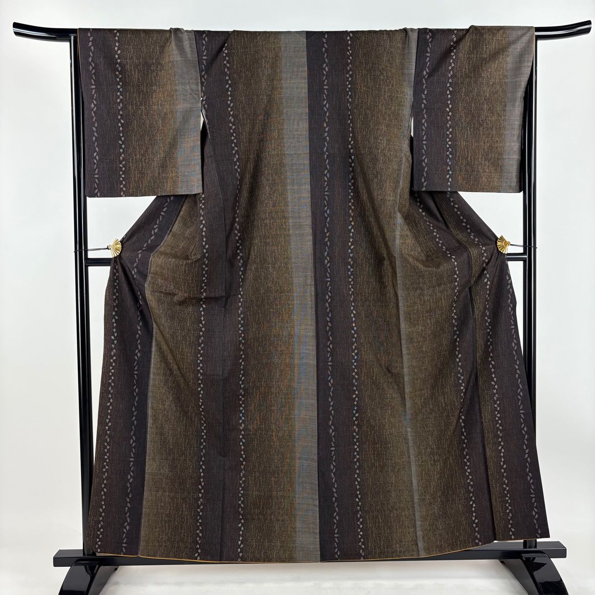 大島紬 身丈159.5cm 裄丈67.5cm L 袷 純泥染 証紙 花びら 幾何学模様 焦茶色 正絹 名品