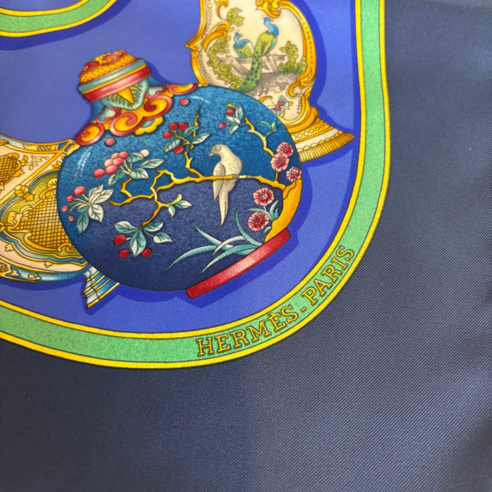 ☆HERMES エルメス カレ90 香水瓶 スカーフ シルク100％ 紺色 箱付き  