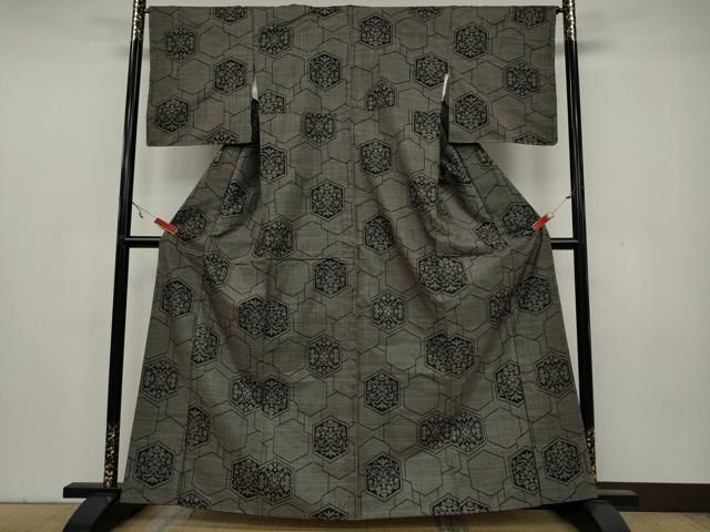 平和屋着物○本場大島紬 7マルキ 亀甲吉祥花文 正絹 逸品 CAAY5078ut