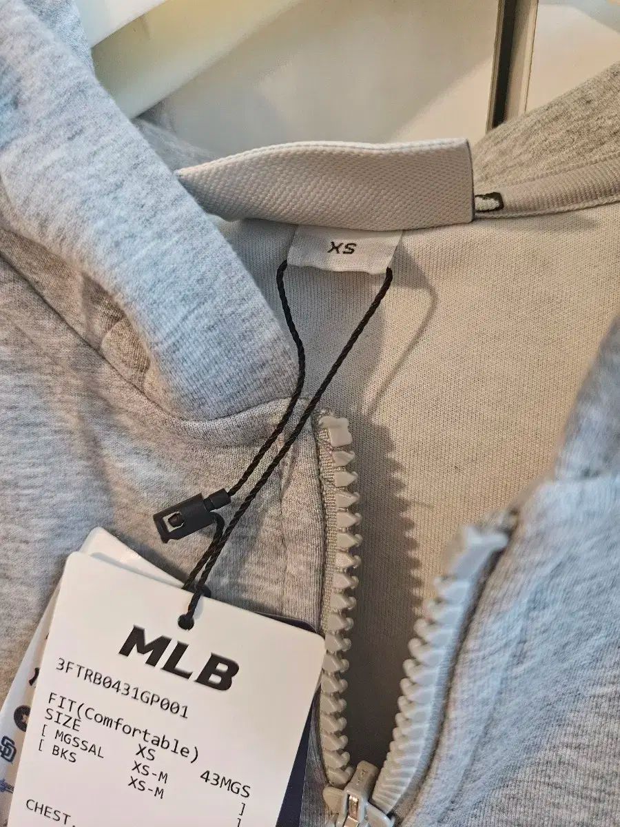 バラ売り不可 mlb レディース ベーシック クロップド フード ジップアップ xs