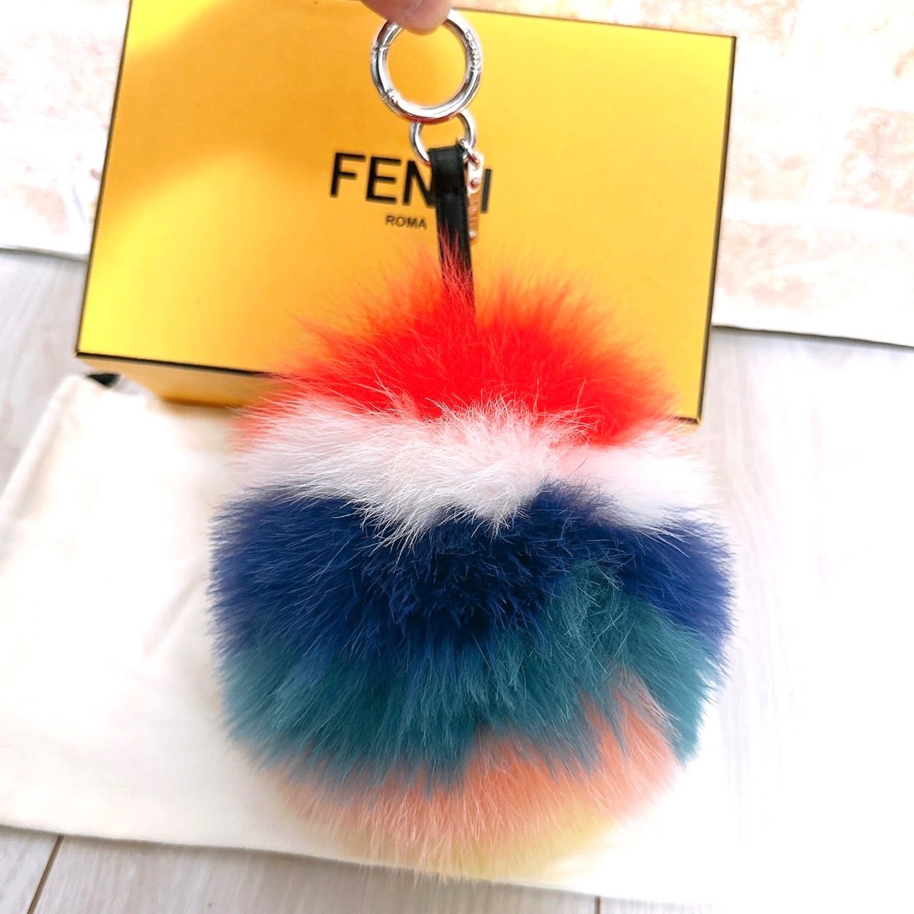 超美品》FENDI(フェンディ)ボンボンチャーム レインボー - メルカリ