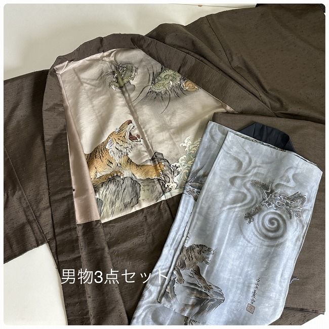 着物さと　【 博水 】今年の 干支 猪 男物 紬 アンサンブル 正絹 袷 長着 羽織 羽織紐 長襦袢 角帯 5点 セット イノシシ 紺 美品 オススメ アンサンブル メンズ（着物セット｜和服）：メンズ