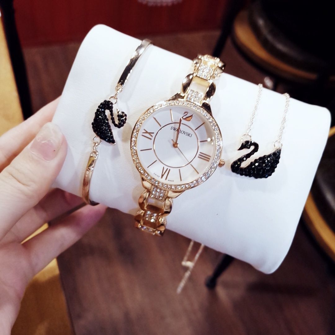 SWAROVSKI 腕時計 ネックレスセット 値下げしますた 今日特価】スワロフスキー 三件セット（腕時計＋ブレスレット＋