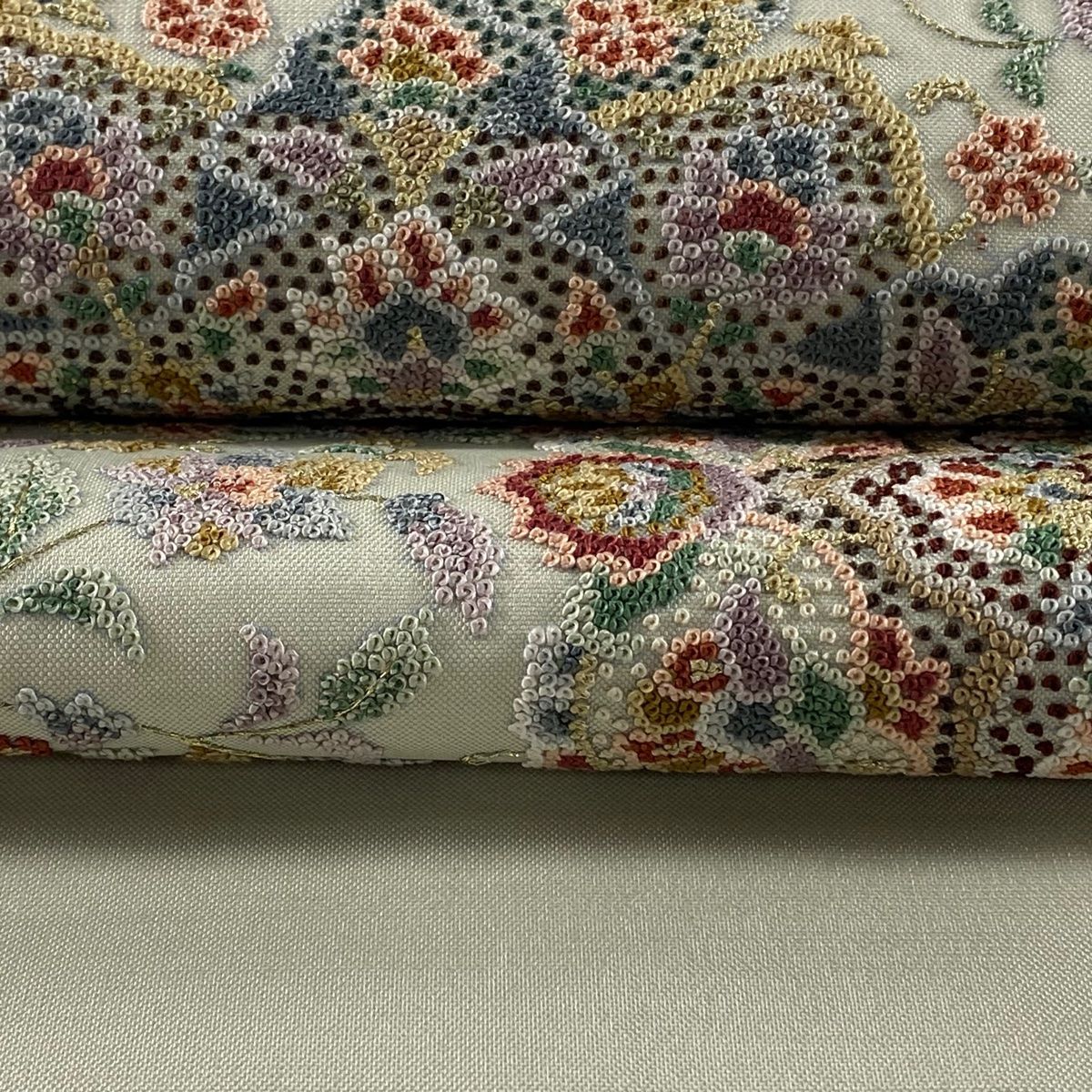 袋帯 美品 逸品 華文 花唐草 相良刺繍 金糸 灰緑 お太鼓柄 正絹