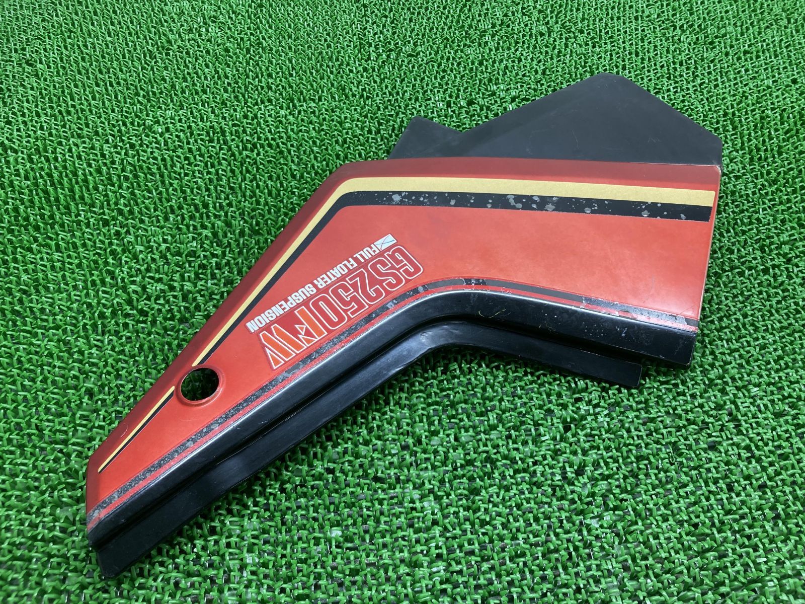 GS250FW サイドカバー 左 赤M 3840 スズキ 純正 中古 バイク 部品