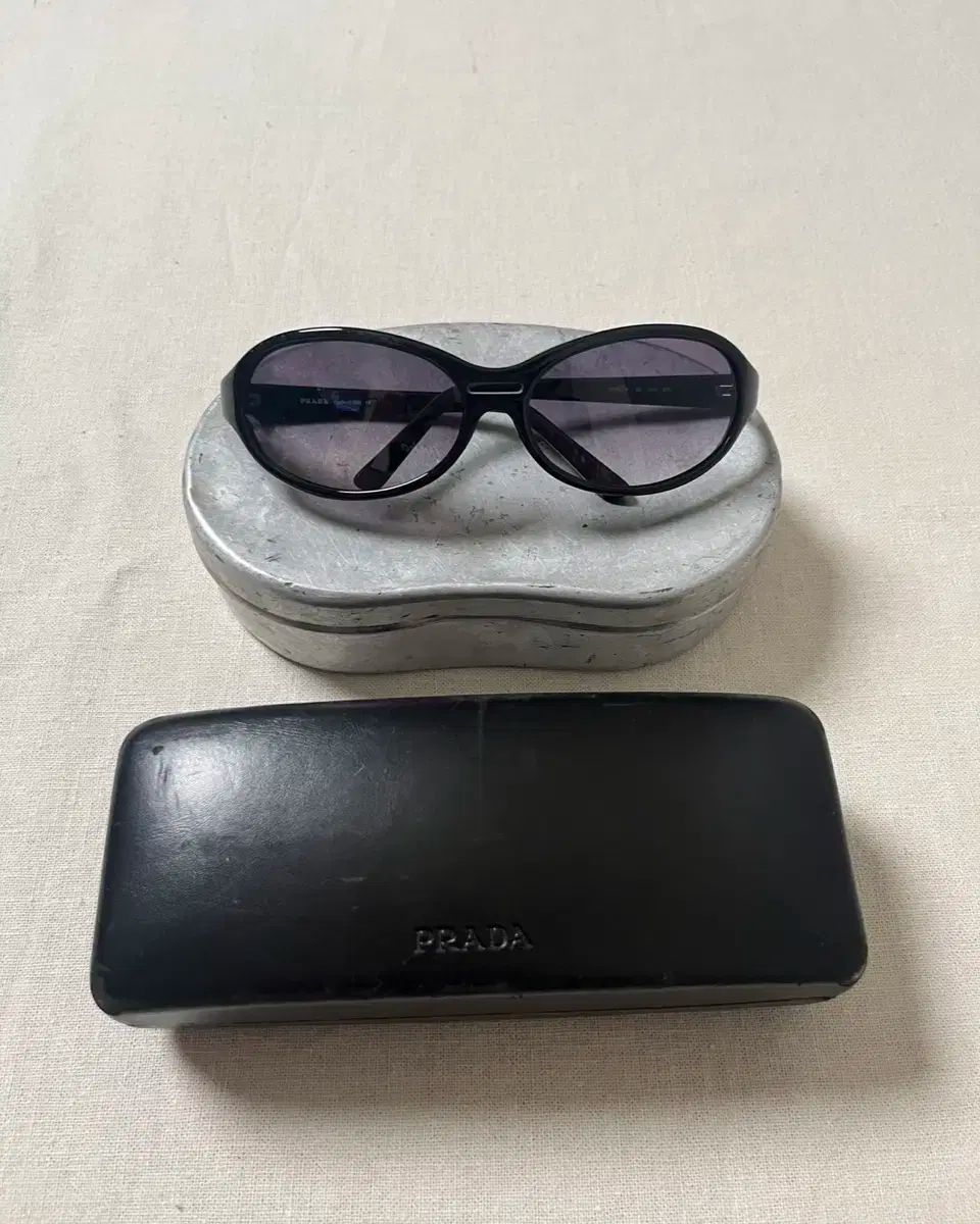 【2025年製 新品】 ヴィンテージ Prada(プラダ) オーヴァル サングラス prada 小物
