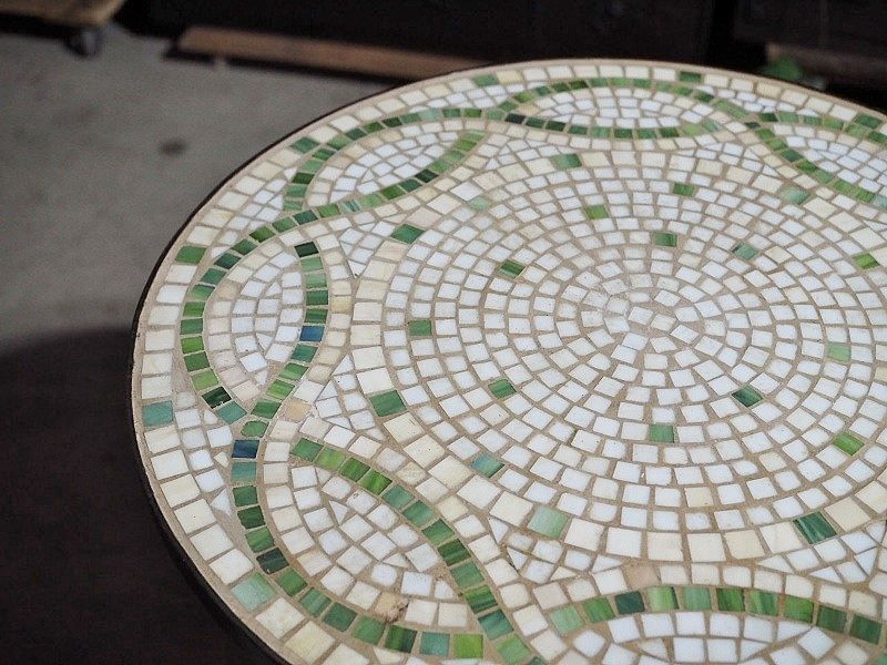 素敵なタイル天板とアイアン足の丸テーブル