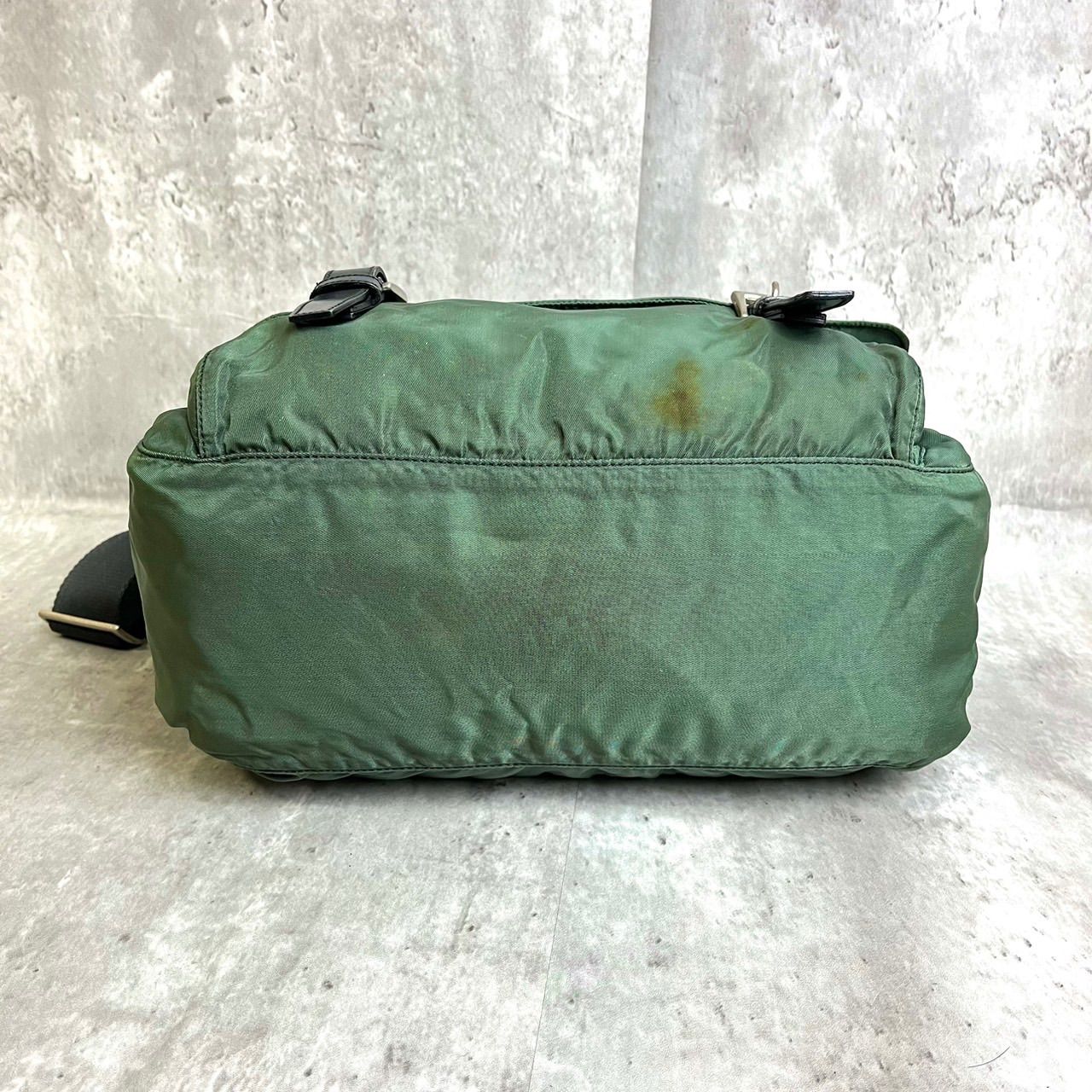 プラダ PRADA メッセンジャーバッグ 三角ロゴ フラップ カーキ 斜め掛け