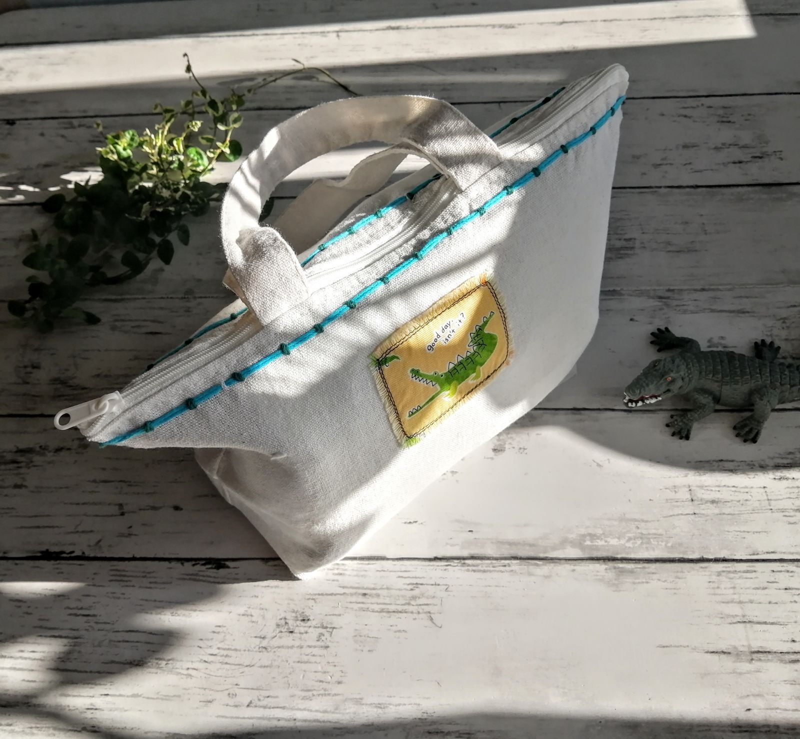 ミニトートバッグ　ワニのワッペン　刺繍のライン　手提げ　ファスナー　薄手　白　夏　涼しげ　ハンドメイド