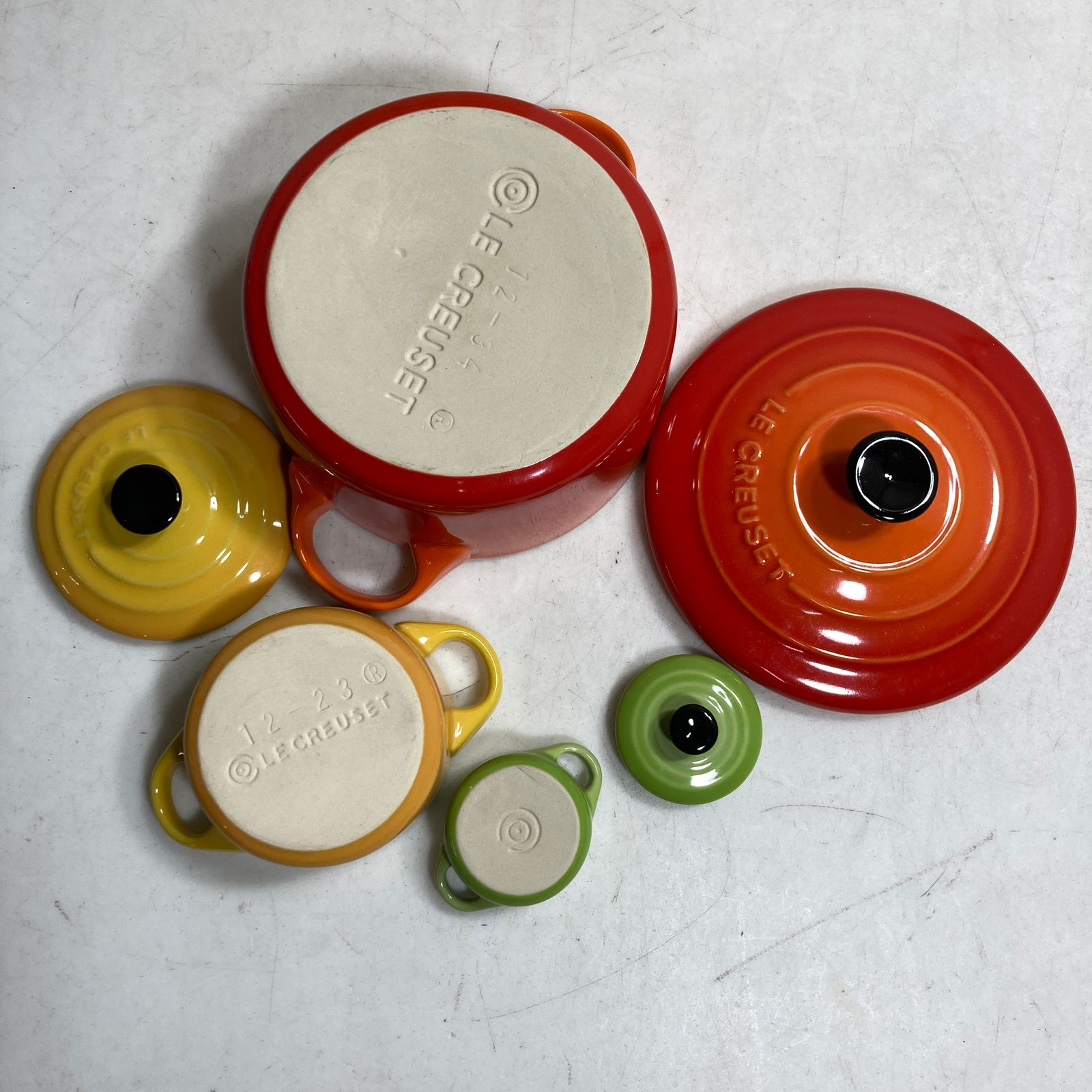 ☆ LE CREUSET ルクルーゼ 箱入り商品 2点まとめ 食器 ミニココットトリオ×1箱、プチココット5色セット×1箱 2.30kg - メルカリ