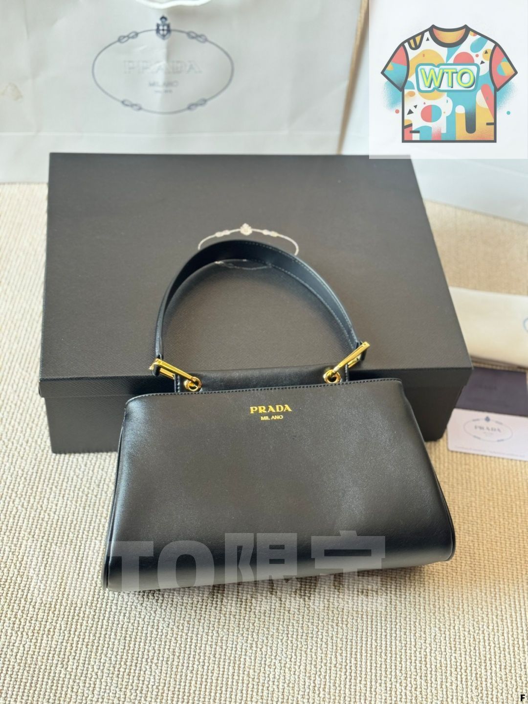 プラダ　PRADA バッグ　カバン aespa カリナさん着用 PRADA ミディアム レザー ハンドバッグ