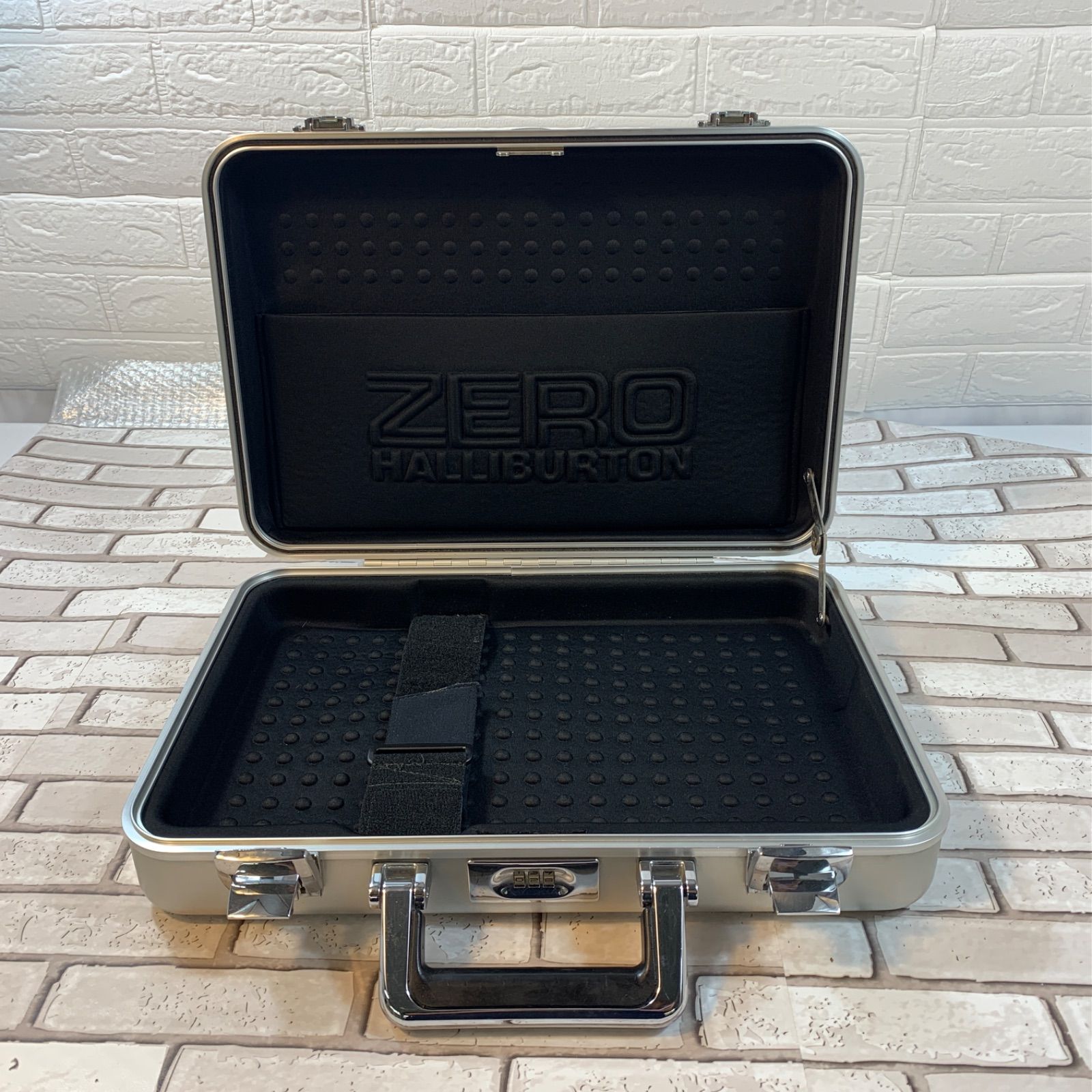 希少ZERO HALLIBURTON ミニアルミケース シルバー／ショルダー付 最小