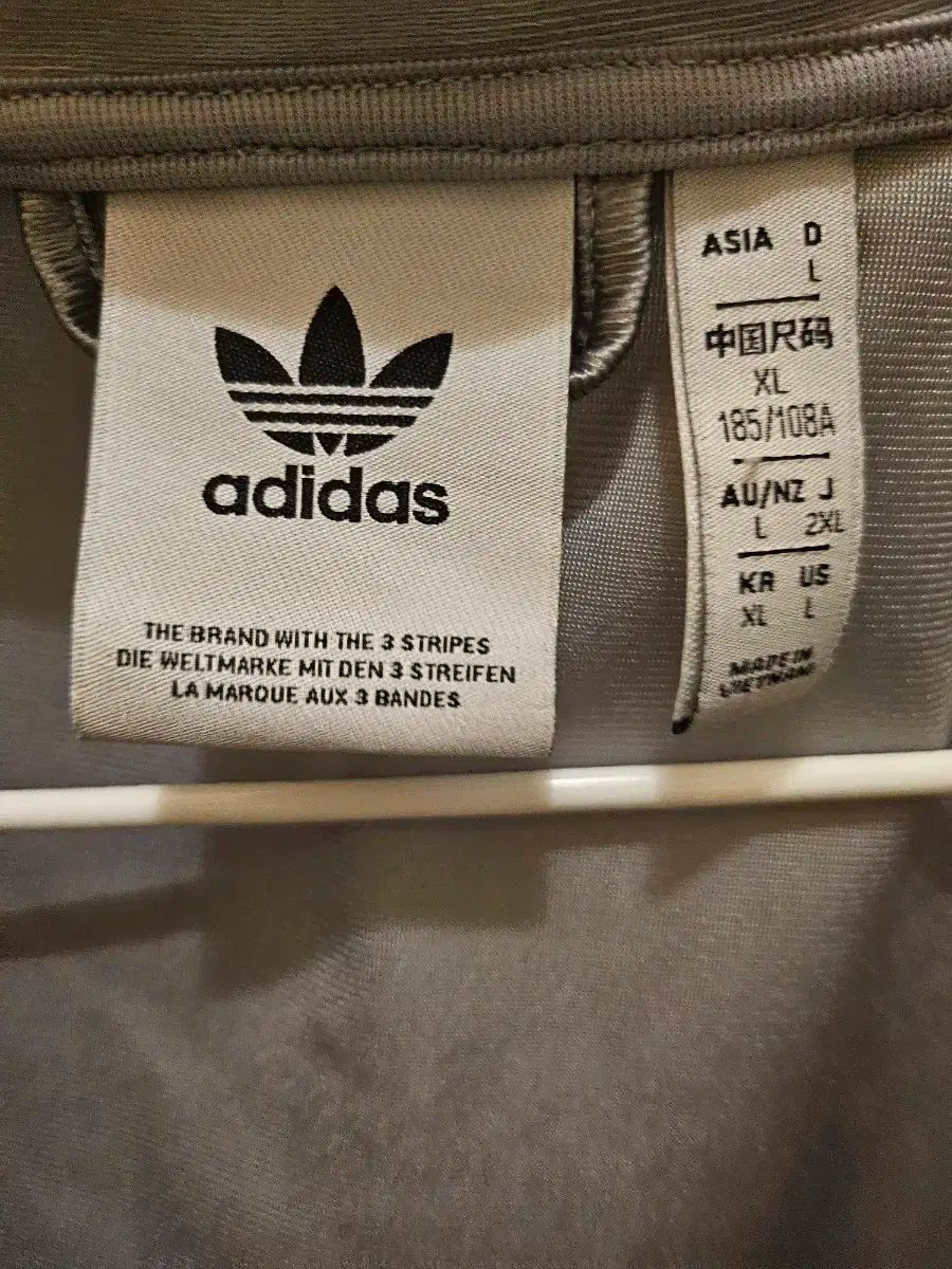 アディダス ジップアップ