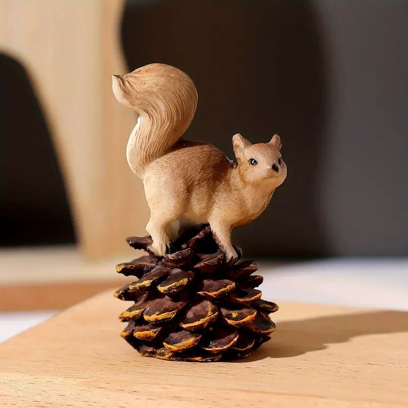 初売り 福袋 松ぼっくりの上のリスフィギュア松ぼっくりベースの樹脂製リスの 置物