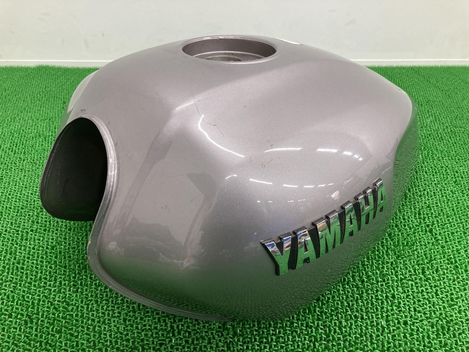 XJR1300 タンク 銀 RP01J-000*** ヤマハ 純正 中古 バイク 部品 1998年式外し RP01J エンブレム フューエルタンク 燃料タンク 修復素材に
