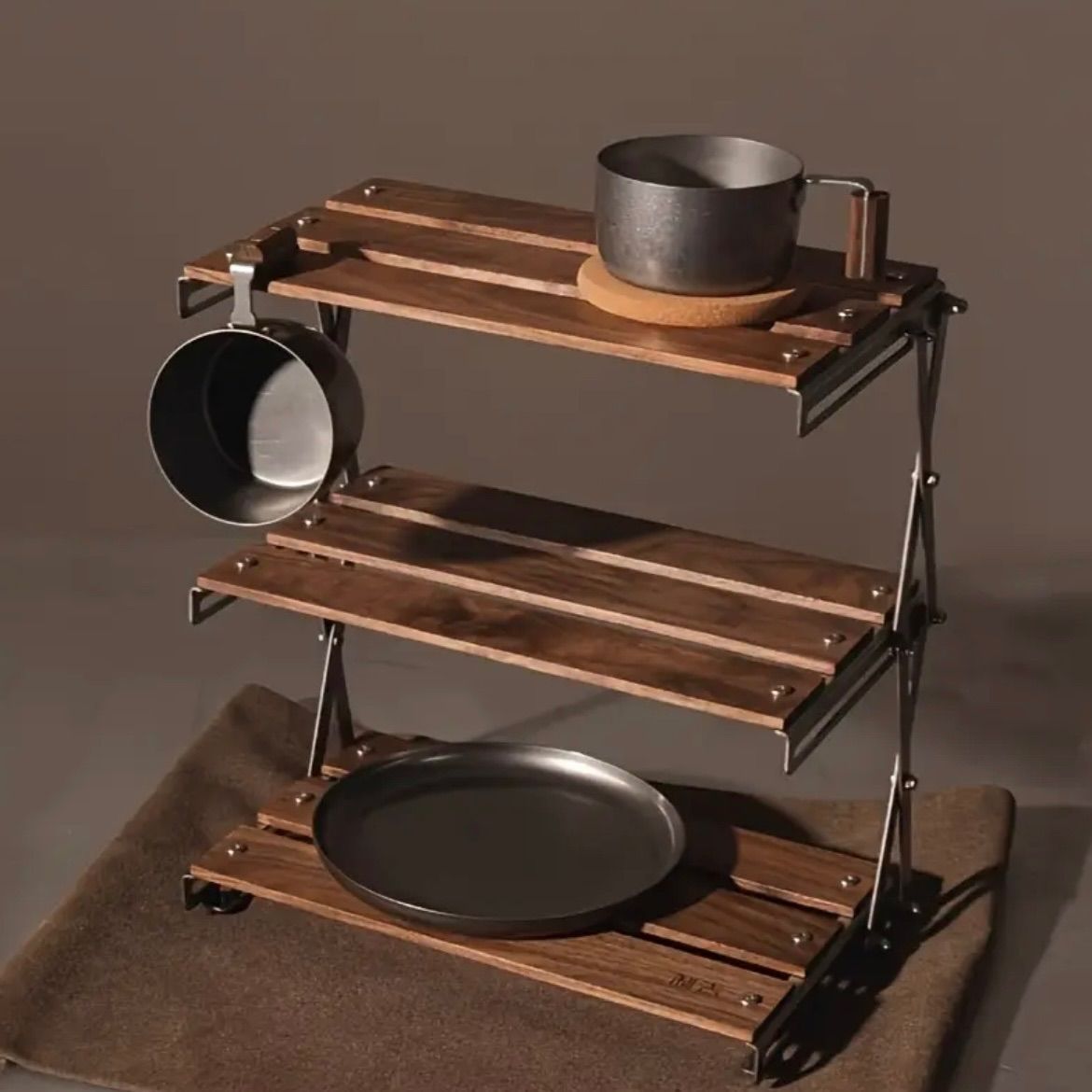 シェルフ キャンプ用 木製三段折りたたみ構造 金属フレーム付き ポータブルカウンタートップ仕様 食器ホルダー テーブル機能付 屋外ピクニック対応 ロマンチックブラウン仕上げ 軽量収納 ユーティリティラック 多機能収納棚 シンプルデザイン 便利アイテム