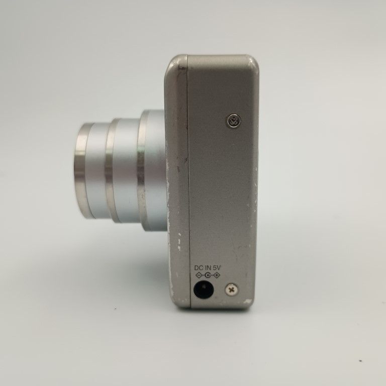 シルバー コンパクトデジタルカメラ