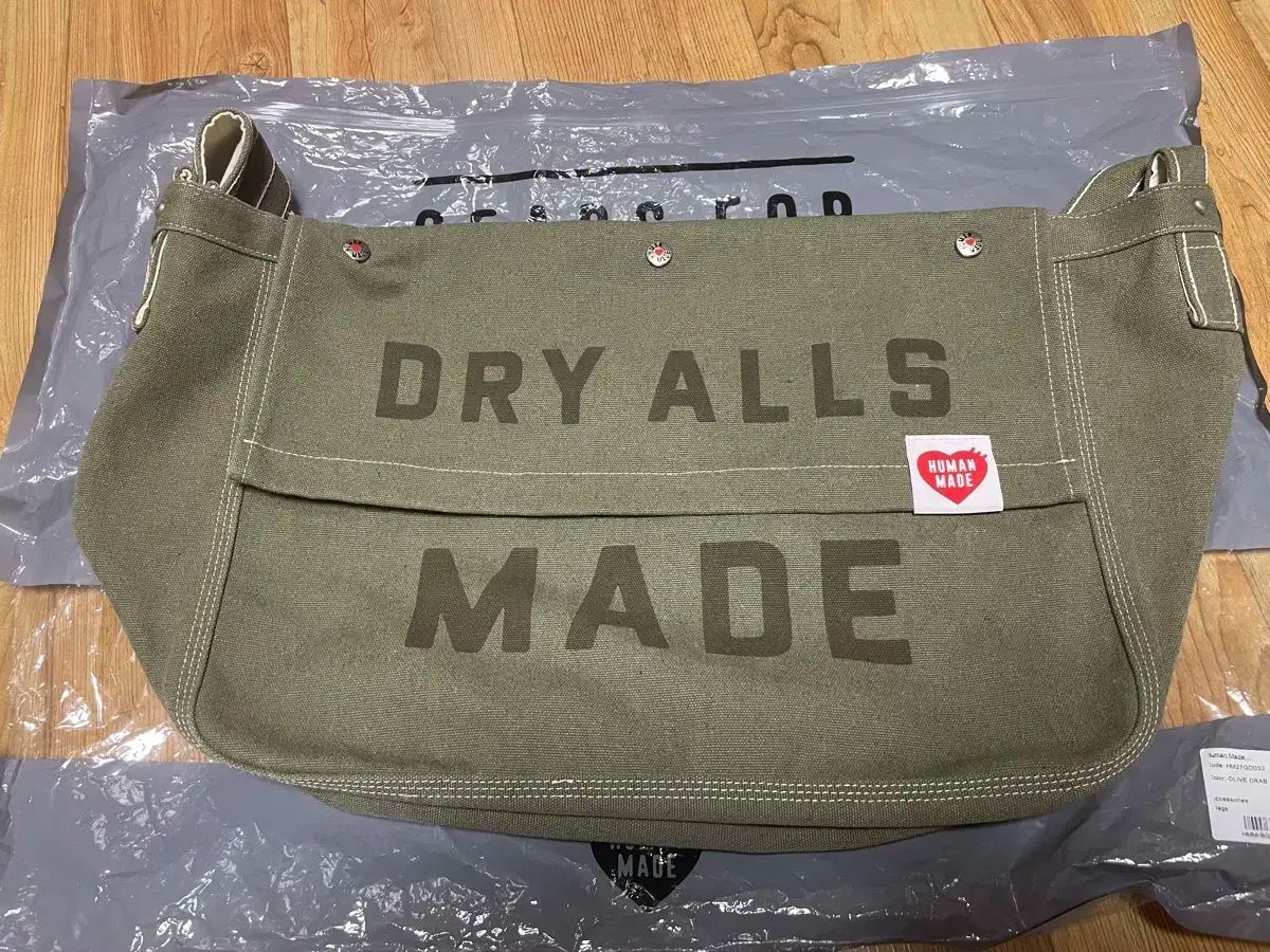 Human Made ショルダーバッグ オリーブグリーン 中古・古着通販】HUMAN MADE (ヒューマンメイド) Shoulder Bag