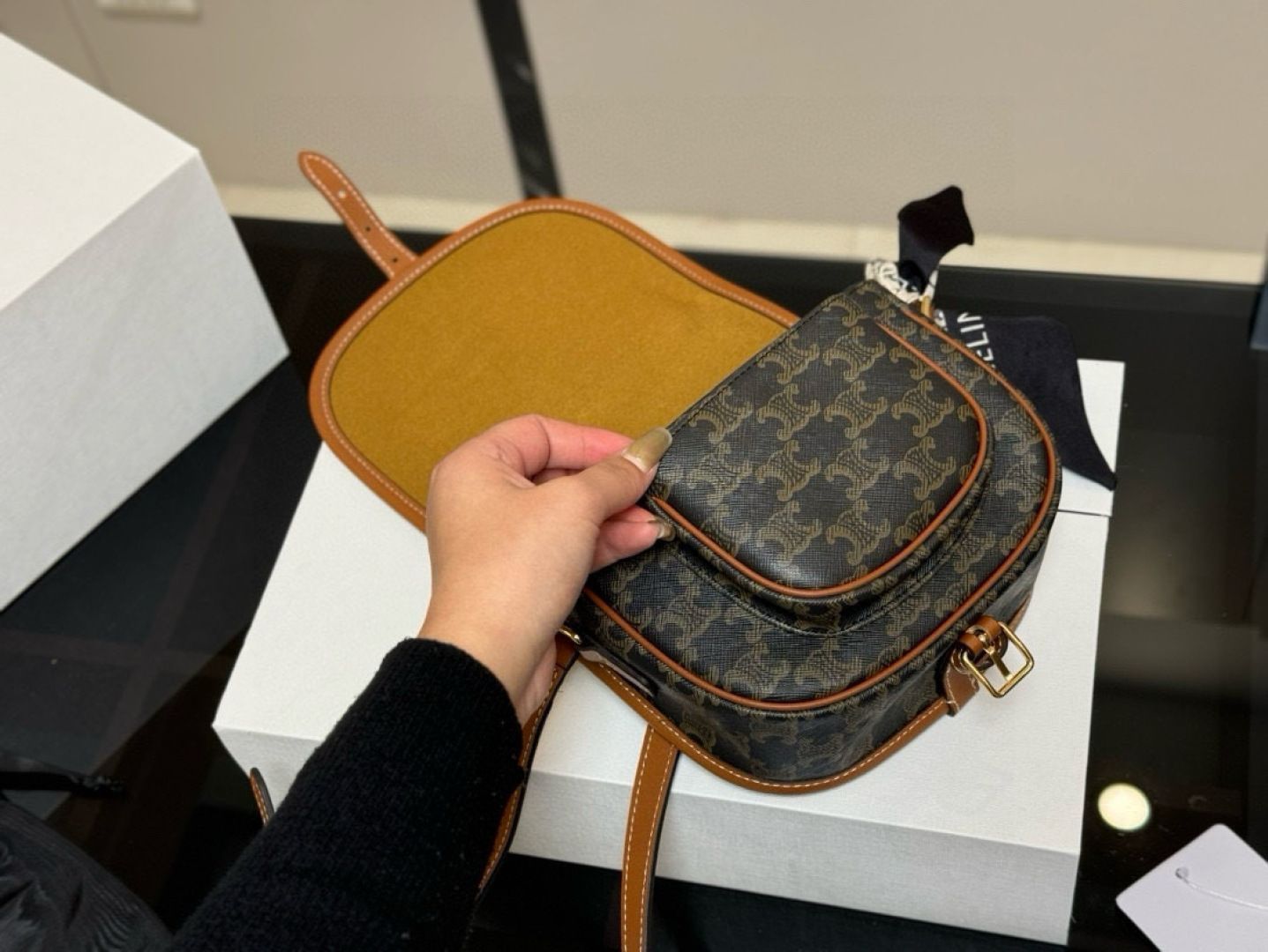 レア【CELINE】モノグラム TRIOMPHE フラップ サドルバッグ 今日特価】Celine サドルバッグ（モノグラム）｜ワンポイント